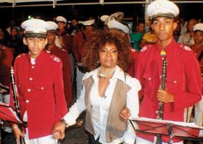 Filarmônica Euterpe Cruzalmense recepciona Elza Soares em visita a Cruz das Almas