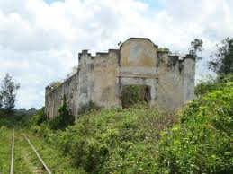A antiga estação ferroviária Eng. Eurico Macedo fica próxima da UFRB, situando-se na antiga entrada rodoviária da cidade.